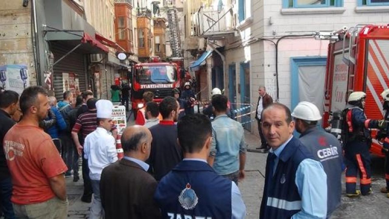 Beyoğlu'nda 6 katlı binada yangın