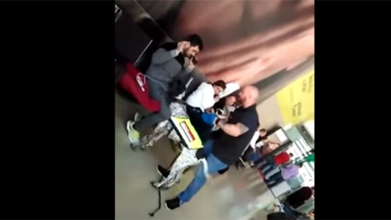Viyana Havalimanı'nda Uçağa Binmeyi Bekleyenler Şoka Uğradı, Polis Köpekleri Yolcuların Üstüne Çıktı.