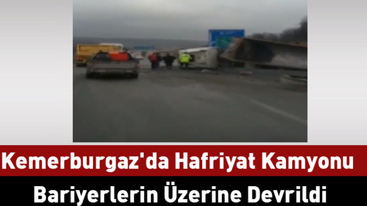 Kemerburgaz'da Hafriyat Kamyonu Bariyerlerin Üzerine Devrildi
