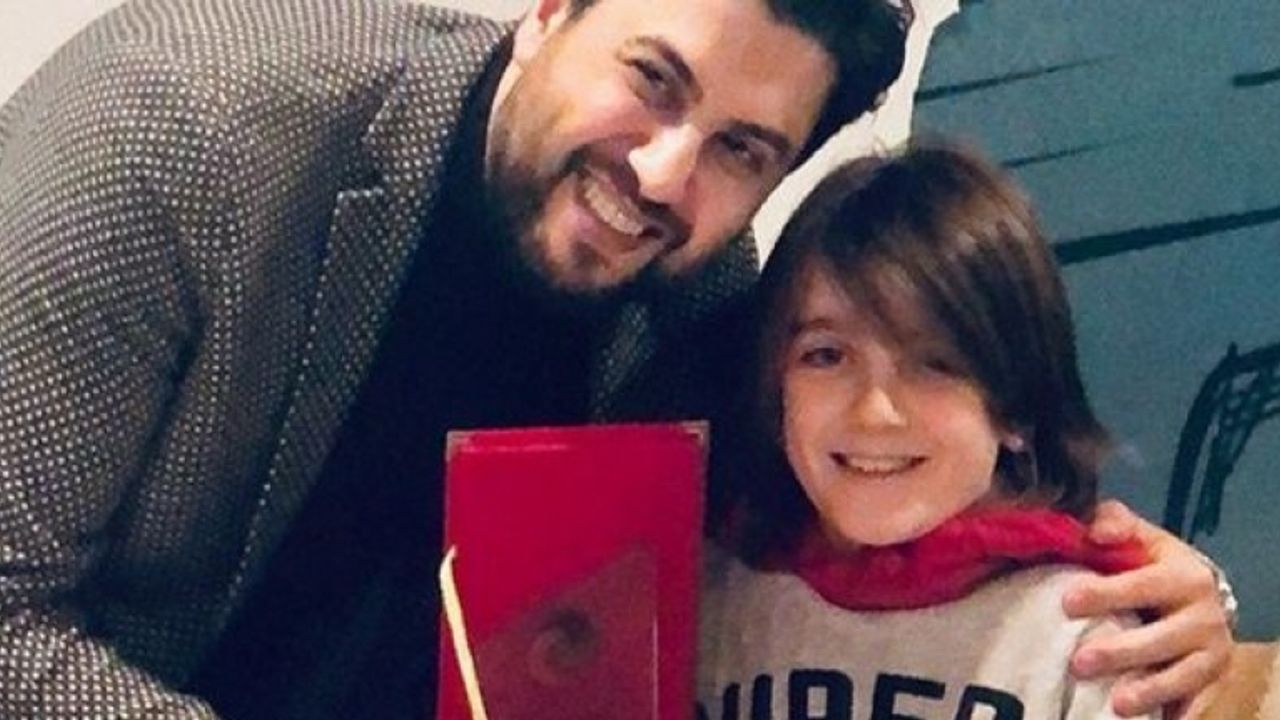 Serkan Çağrı 'Yılın Babası' ödülünü oğlunun elinden aldı