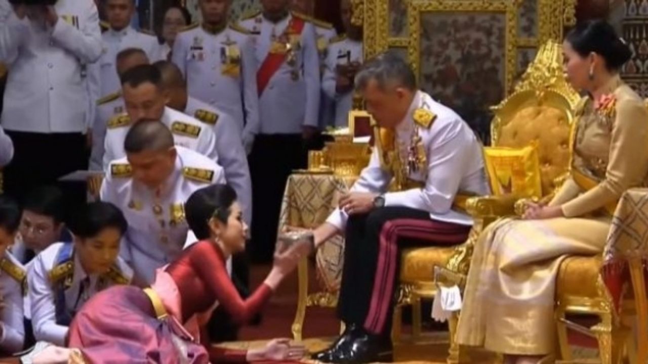 Tayland Kralı, general metresinin rütbesini elinden aldı
