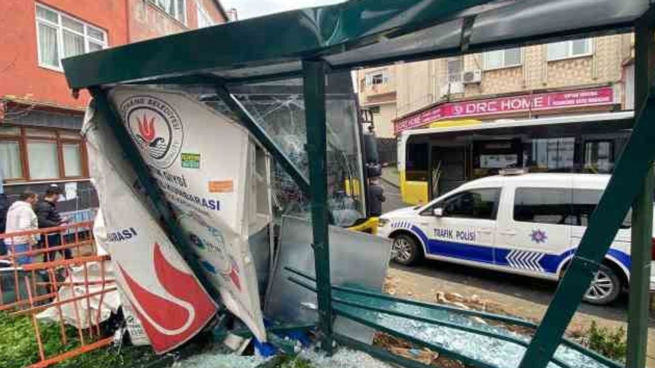 İstanbul'da halk otobüsü dehşeti: Önüne geleni sürükleyip durağa daldı