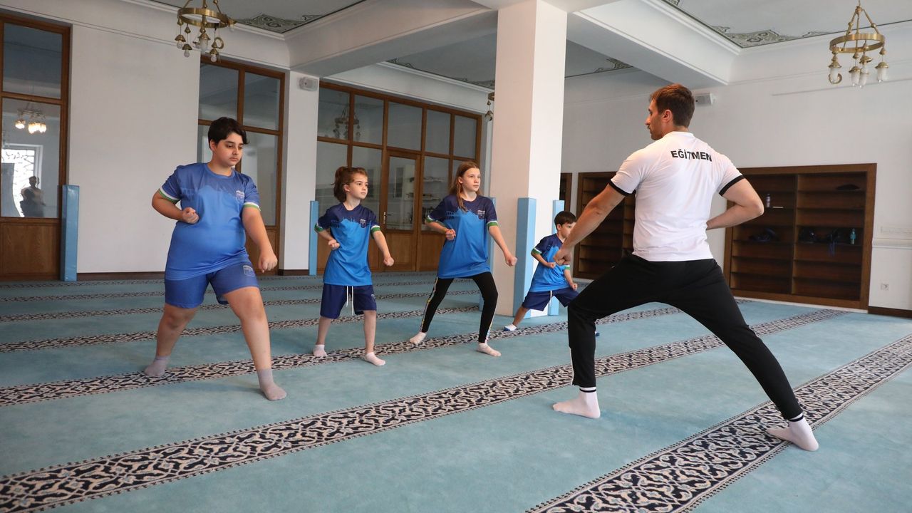 Kiptaş 5. Levent Camii'nde karate eğitimi
