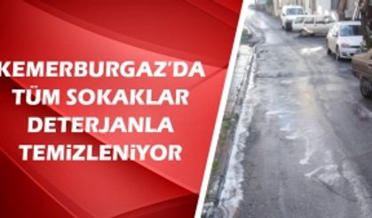 Kemerburgaz'da tüm sokaklar deterjanla temizleniyor