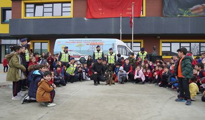 Jandarma'dan Göktürk Muhsin Yazıcıoğlu İlkokulu öğrencilerine Mobil Trafik Aracı ile Eğitim