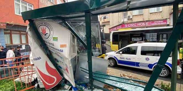 İstanbul'da halk otobüsü dehşeti: Önüne geleni sürükleyip durağa daldı