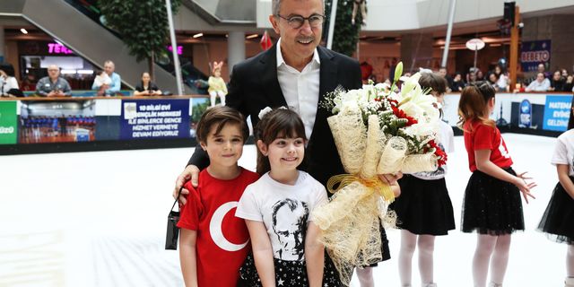 Buz üstünde gençlik bayramı kutlaması