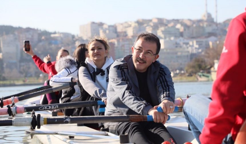 Deniz köken, Haliç&#039;te &quot;kadınlar için kürek çek!&quot; etkinliğine katıldı