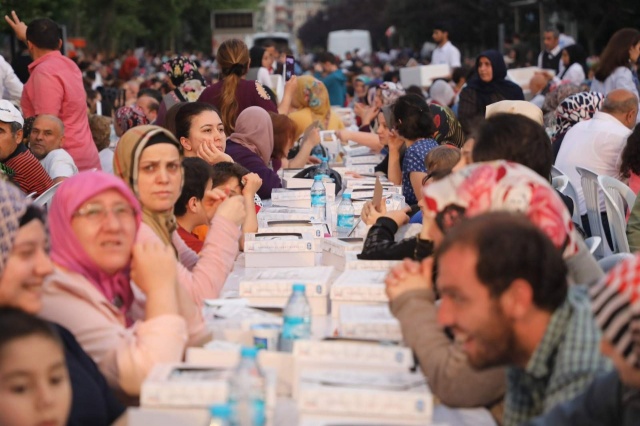 Göktürk’te kurulan Gönül Sofrasına Eyüpsultan Belediye Başkanı Deniz Köken, Eyüpsultan AK Parti İlçe Başkanı Adem Koçyiğit ve çok sayıda Göktürklü katıldı.