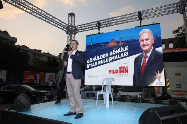 Göktürk’te kurulan Gönül Sofrasına Eyüpsultan Belediye Başkanı Deniz Köken, Eyüpsultan AK Parti İlçe Başkanı Adem Koçyiğit ve çok sayıda Göktürklü katıldı.