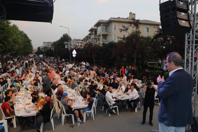 Göktürk’te kurulan Gönül Sofrasına Eyüpsultan Belediye Başkanı Deniz Köken, Eyüpsultan AK Parti İlçe Başkanı Adem Koçyiğit ve çok sayıda Göktürklü katıldı.