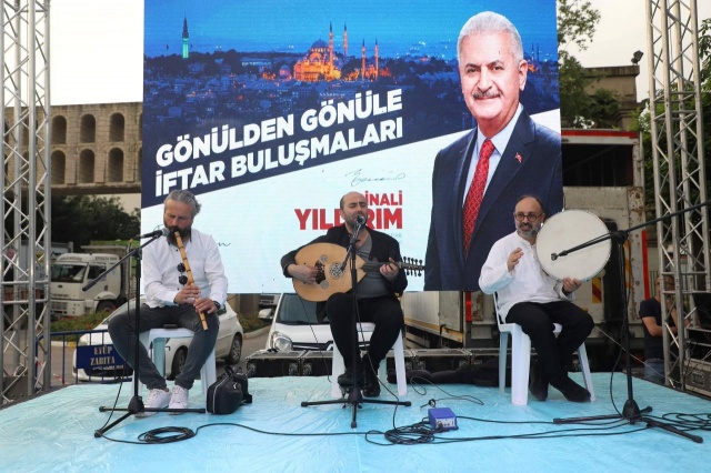 Göktürk’te kurulan Gönül Sofrasına Eyüpsultan Belediye Başkanı Deniz Köken, Eyüpsultan AK Parti İlçe Başkanı Adem Koçyiğit ve çok sayıda Göktürklü katıldı.