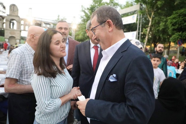 Göktürk’te kurulan Gönül Sofrasına Eyüpsultan Belediye Başkanı Deniz Köken, Eyüpsultan AK Parti İlçe Başkanı Adem Koçyiğit ve çok sayıda Göktürklü katıldı.