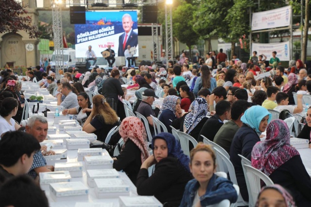 Göktürk’te kurulan Gönül Sofrasına Eyüpsultan Belediye Başkanı Deniz Köken, Eyüpsultan AK Parti İlçe Başkanı Adem Koçyiğit ve çok sayıda Göktürklü katıldı.