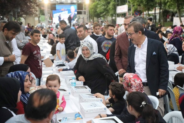 Göktürk’te kurulan Gönül Sofrasına Eyüpsultan Belediye Başkanı Deniz Köken, Eyüpsultan AK Parti İlçe Başkanı Adem Koçyiğit ve çok sayıda Göktürklü katıldı.