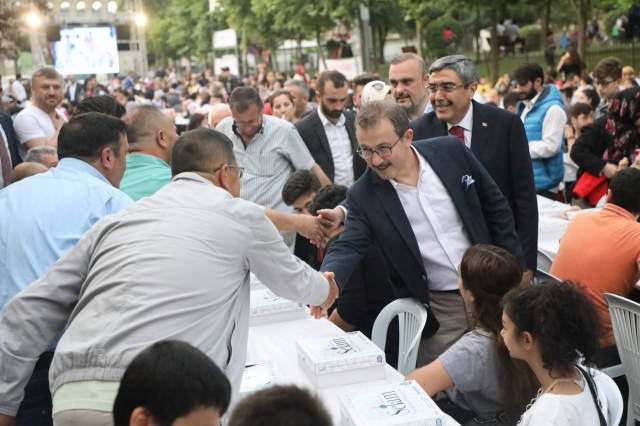 Göktürk’te kurulan Gönül Sofrasına Eyüpsultan Belediye Başkanı Deniz Köken, Eyüpsultan AK Parti İlçe Başkanı Adem Koçyiğit ve çok sayıda Göktürklü katıldı.