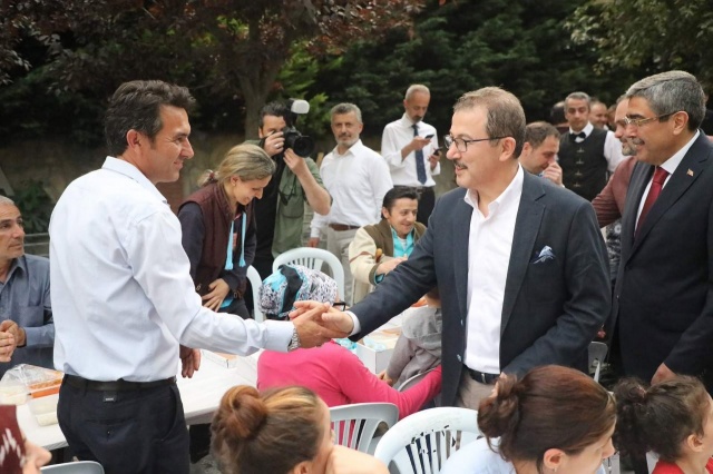 Göktürk’te kurulan Gönül Sofrasına Eyüpsultan Belediye Başkanı Deniz Köken, Eyüpsultan AK Parti İlçe Başkanı Adem Koçyiğit ve çok sayıda Göktürklü katıldı.