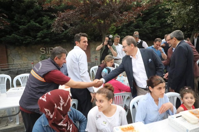 Göktürk’te kurulan Gönül Sofrasına Eyüpsultan Belediye Başkanı Deniz Köken, Eyüpsultan AK Parti İlçe Başkanı Adem Koçyiğit ve çok sayıda Göktürklü katıldı.