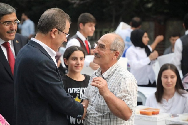 Göktürk’te kurulan Gönül Sofrasına Eyüpsultan Belediye Başkanı Deniz Köken, Eyüpsultan AK Parti İlçe Başkanı Adem Koçyiğit ve çok sayıda Göktürklü katıldı.
