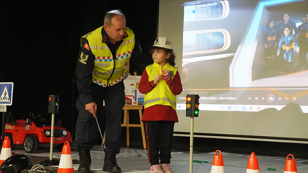 Göktürk Muhsin Yazıcıoğlu İlkokulunda Mobil Trafik Aracı ile Çocuklara Eğitim (15)